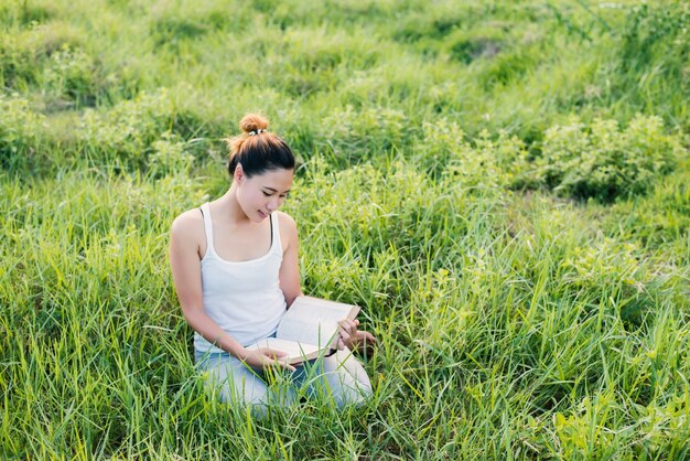 Ragazza che legge un libro sui Graas