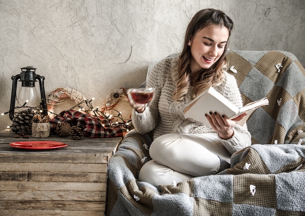 ragazza che legge un libro