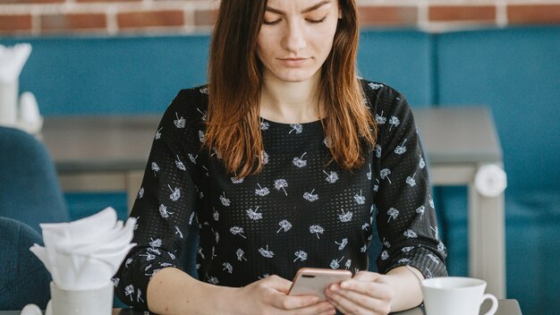 Ragazza che mangia caffè in un ristorante