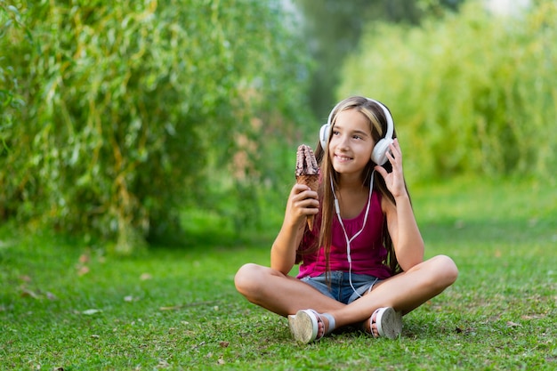 Ragazza che mangia il gelato in parco