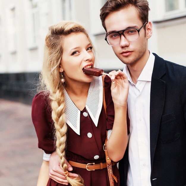 Ragazza che morde il suo gelato con il suo fidanzato