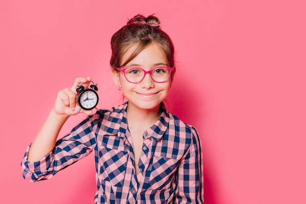 Ragazza che mostra orologio