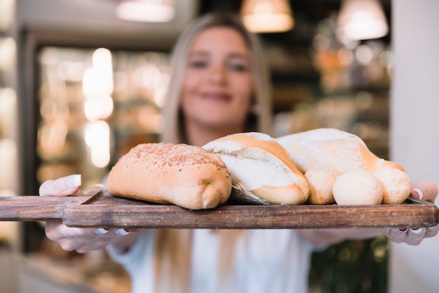 Ragazza che offre vassoio di pane