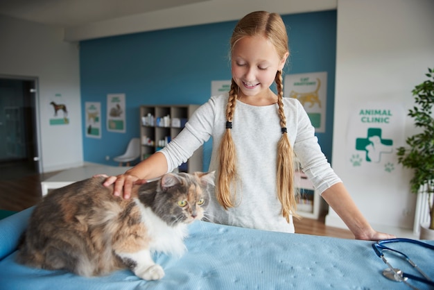 Ragazza che paga visita dal veterinario