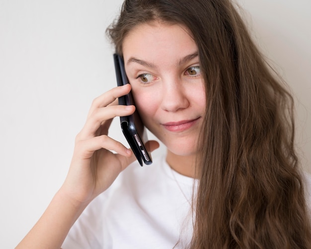 Ragazza che parla al telefono