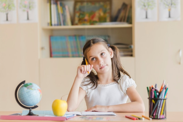 Ragazza che pensa durante la lezione