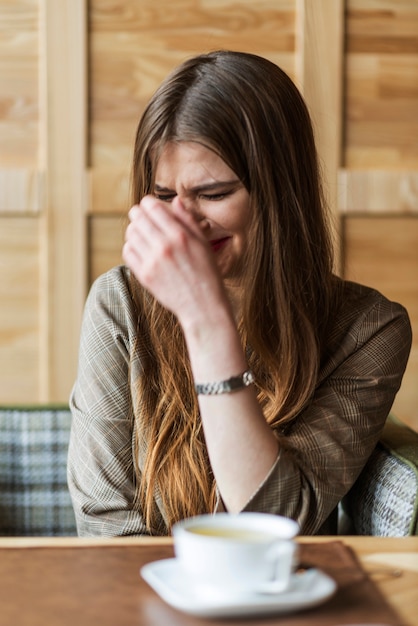 Ragazza che piange in una caffetteria