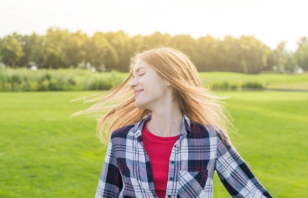 Ragazza che posa il giorno soleggiato