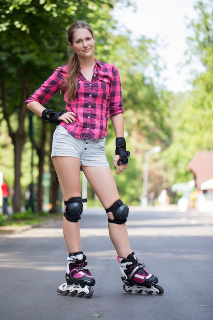 Ragazza che posa nel parco con le sue lame sopra