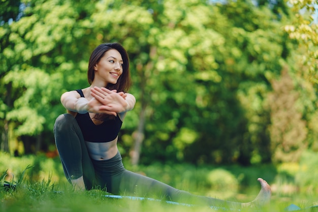 ragazza che pratica yoga