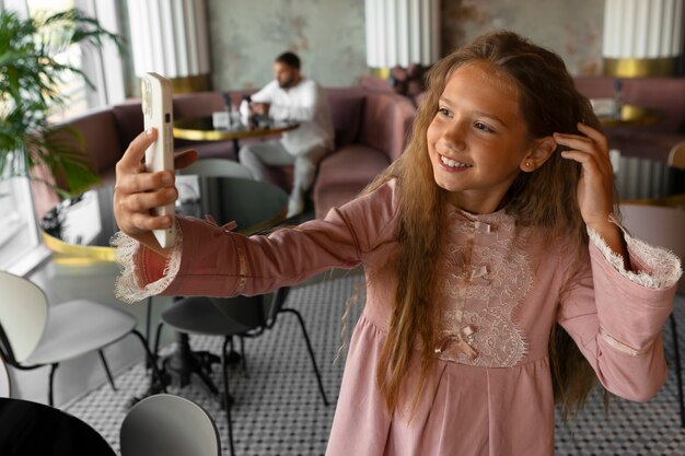 Ragazza che prende un selfie al ristorante