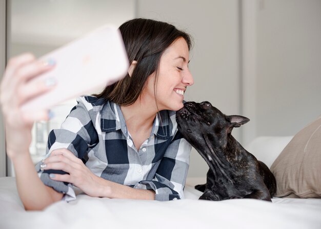 Ragazza che prende un selfie con il suo cagnolino