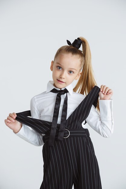 Ragazza che prepara per la scuola dopo una lunga pausa estiva