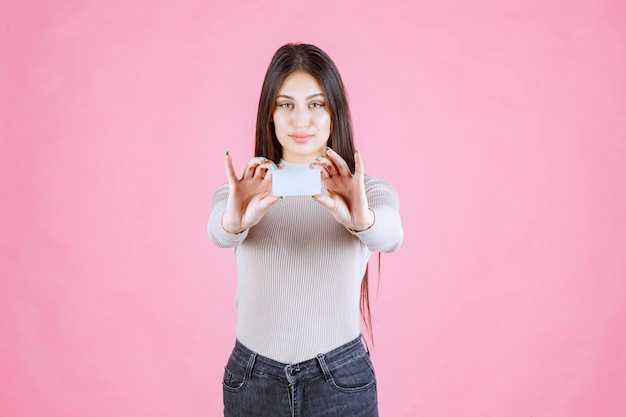 Ragazza che presenta il suo biglietto da visita a un partner commerciale