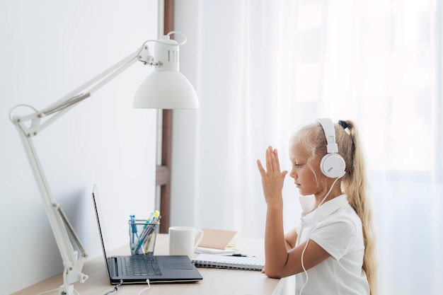 Ragazza che presta attenzione alla classe online