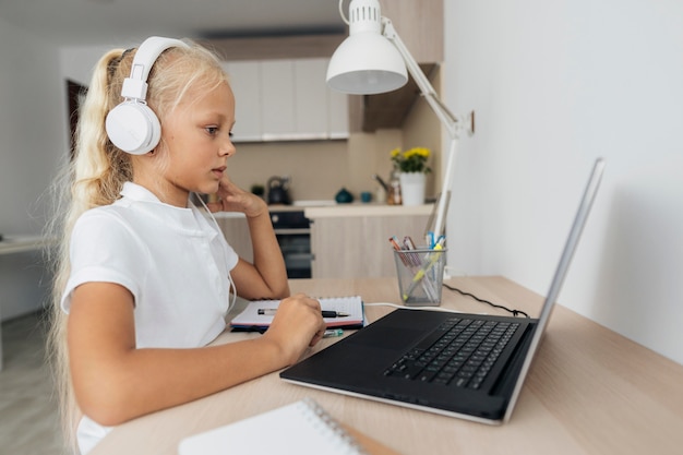 Ragazza che presta attenzione alla classe online