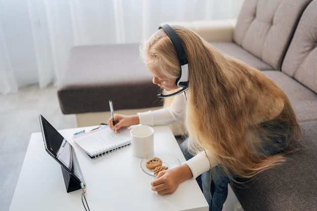 Ragazza che presta attenzione alla classe online