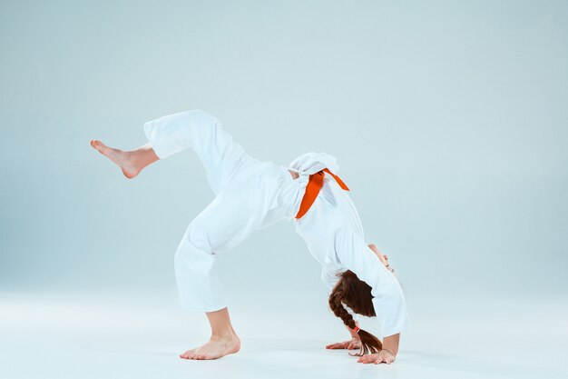 ragazza che propone all'addestramento di Aikido nella scuola di arti marziali. Stile di vita sano e concetto di sport