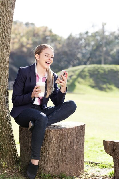 Ragazza che ride con il suo cellulare