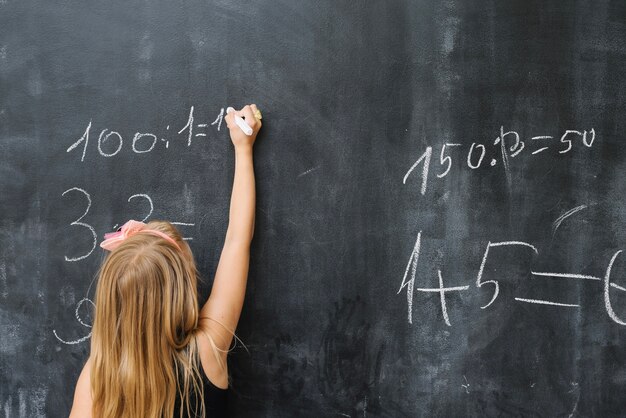 Ragazza che risolve l&#39;esercizio della matematica