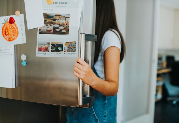 Ragazza che sceglie qualcosa da mangiare dal frigo