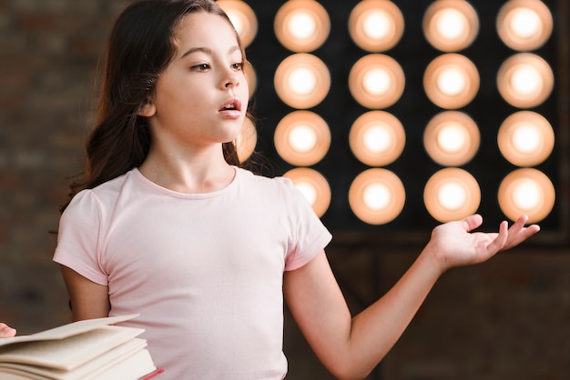 Ragazza che si esibisce davanti alla luce del palcoscenico