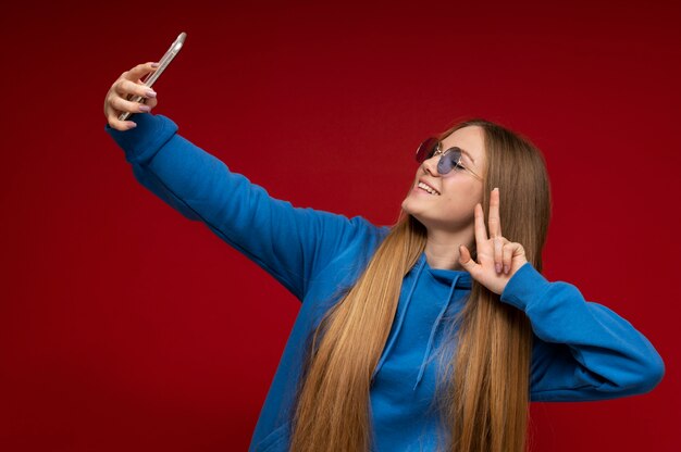 Ragazza che si fa un selfie