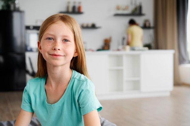 Ragazza che si rilassa a casa