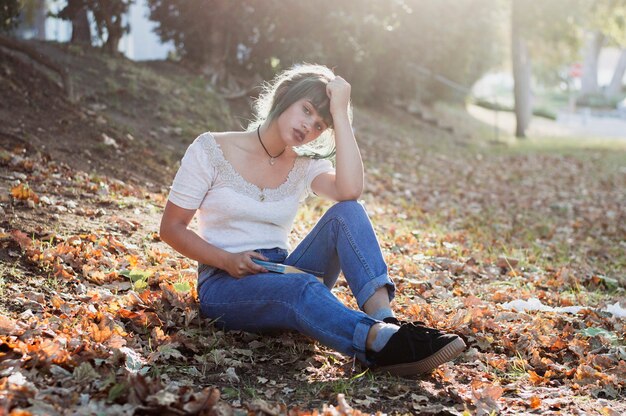 Ragazza che si siede su una collina