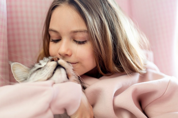 Ragazza che sibila al suo bellissimo gatto