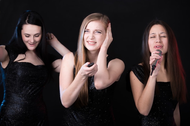 Ragazza che soffre perché un&#39;altra ragazza sta cantando