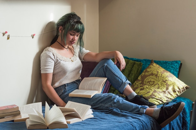 Ragazza che studia sul letto