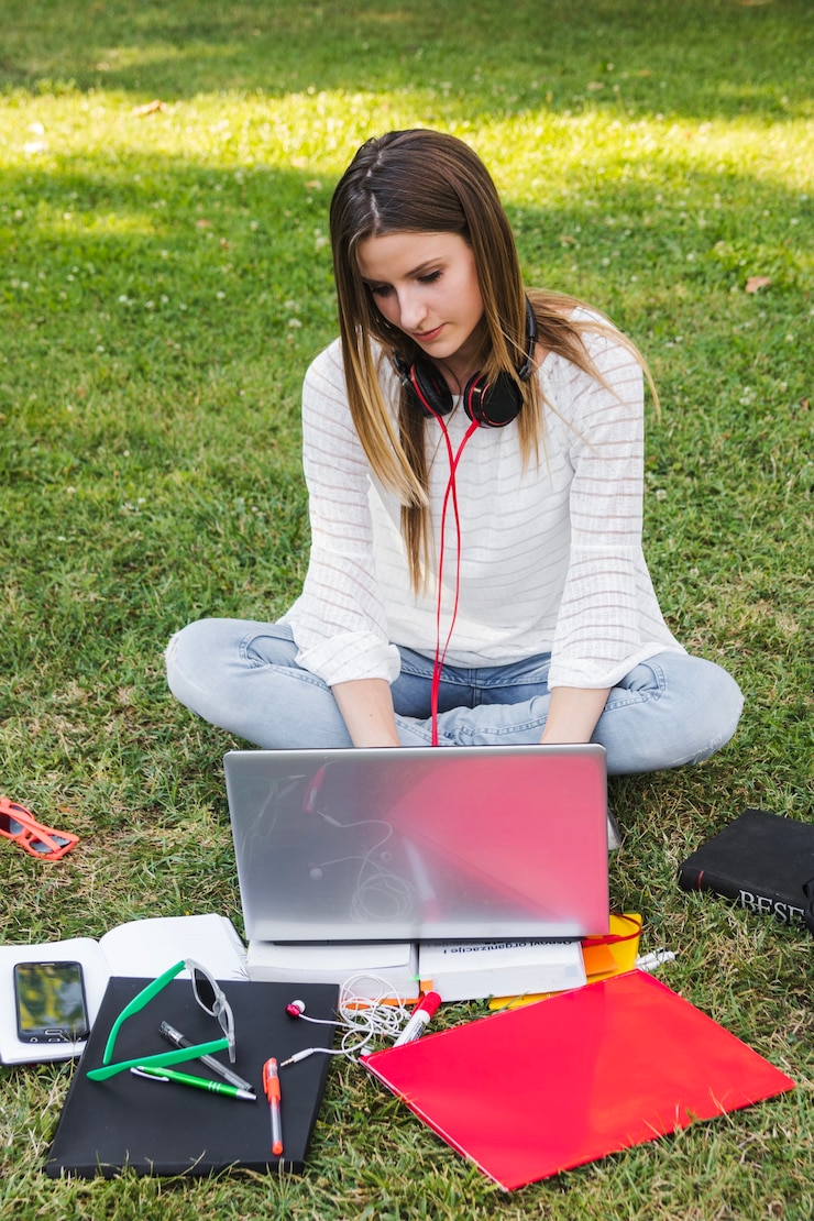 Foto gratuito ragazza che studia sul prato inglese