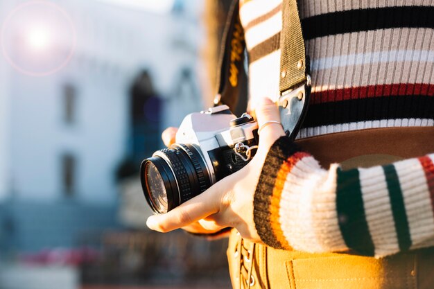 Ragazza che tiene la fotocamera