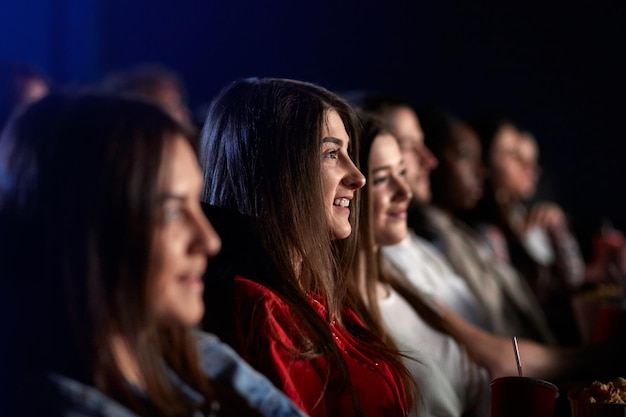 Ragazza che trascorre il fine settimana al cinema