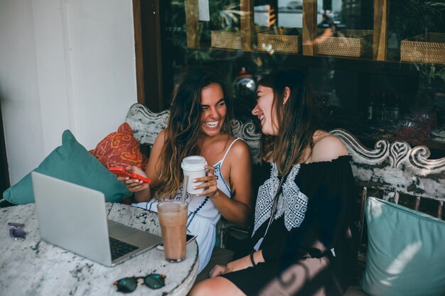 ragazza che utilizza computer portatile nella caffetteria