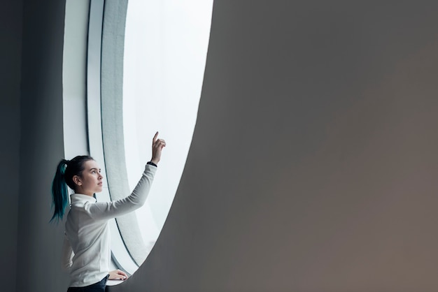 Ragazza che utilizza il touch screen in una moderna casa intelligente