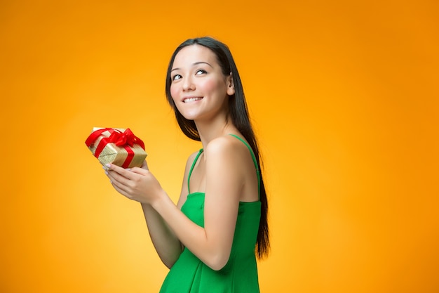 Ragazza cinese con un regalo