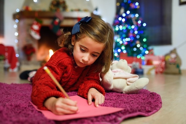 ragazza Cmall scrive la lettera a Babbo Natale