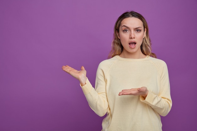 Ragazza colpita che punta a lato con le mani