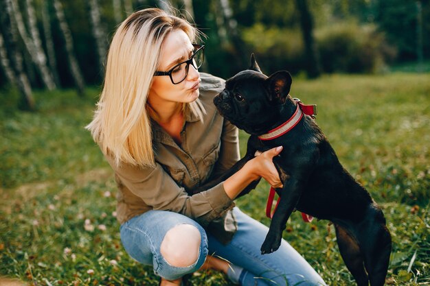 Ragazza con bulldog francese