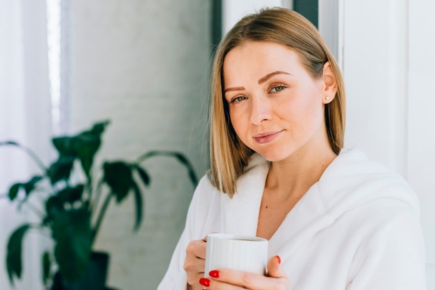 Ragazza con caffè in bagno