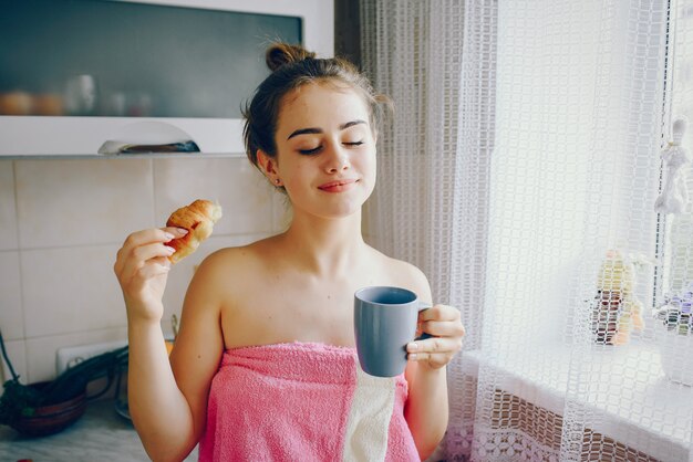 Ragazza con caffè