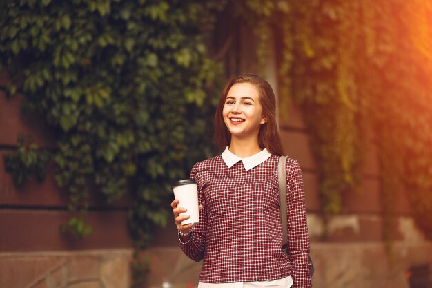 ragazza con caffè