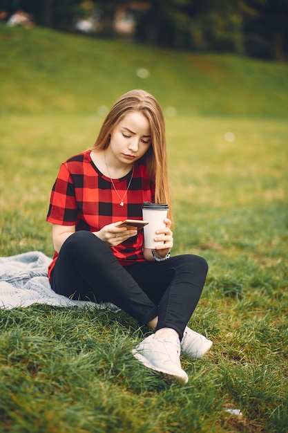 ragazza con caffè