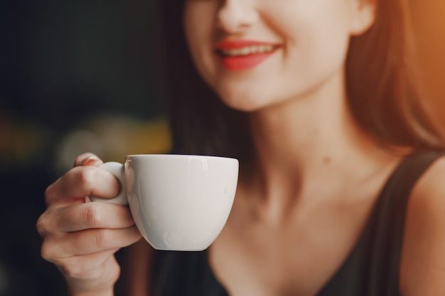 ragazza con caffè