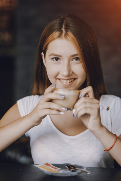 ragazza con caffè