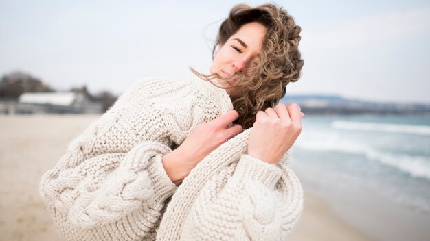 Ragazza con capelli ondulati e oceano