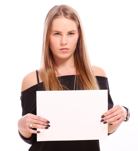 Ragazza con cartello bianco vuoto