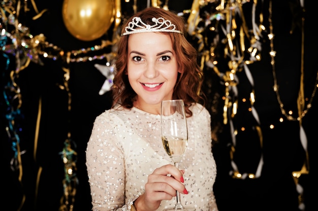 Ragazza con champagne alla festa di Capodanno